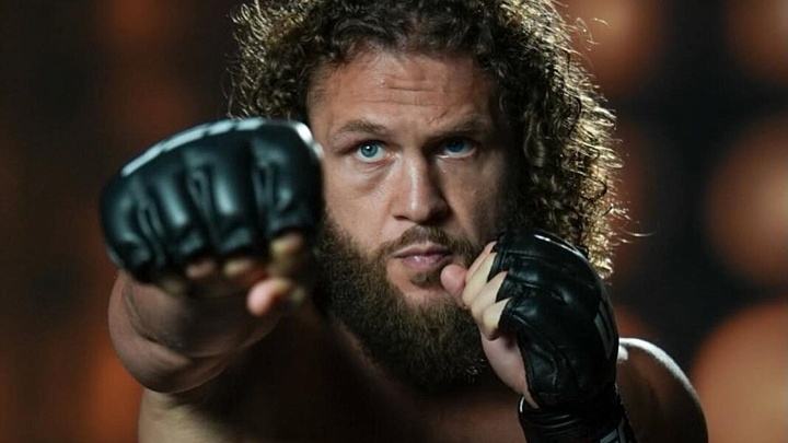 Рафаэль Физиев потерпел досрочное поражение на UFC 325