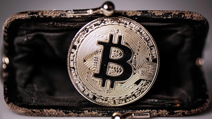 Стоимость биткоина опустилась ниже $65 тысяч